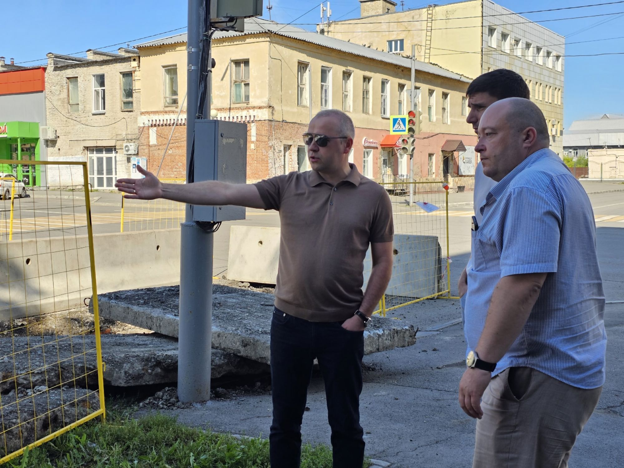 Руководители проверили ход ремонта теплосетей в центре Кургана
