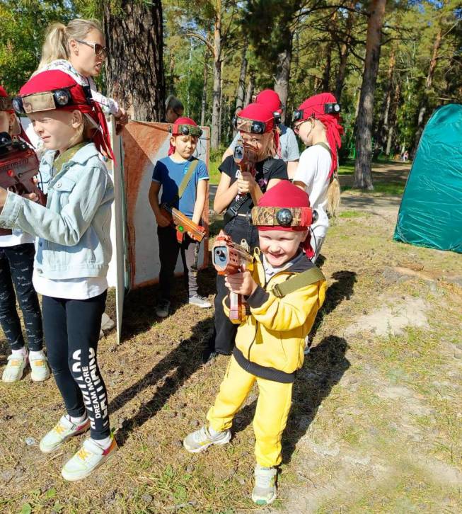 Активно провели выходной: дети сыграли в лазертаг, а их родители приняли участие в экоакции